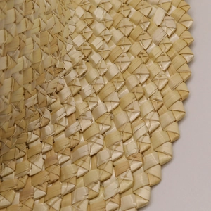 Chapeau de paille à haut plat avec texture tressée et bords festonnés pour l'été