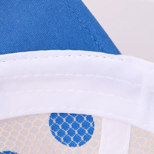 Détail intérieur du chapeau soleil enfant montrant coton sergé bleu et tissu maille blanc