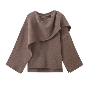Cardigan a mantella in maglia marrone con orlo asimmetrico e dettaglio bottone