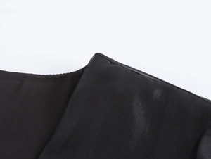 Dettaglio ravvicinato del tessuto organza nero con lucentezza sottile e cuciture