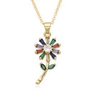 Detailaufnahme des Sonnenblumen-Anhängers mit Goldbeschichtung und bunten Zirkonsteinen