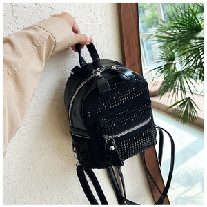 Detalle de cuero PU negro de alta calidad y decoración de diamantes en la mini mochila