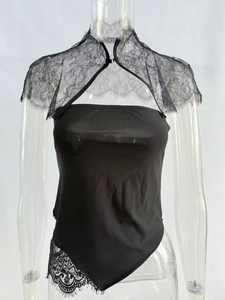 Détail de la cape en dentelle noire avec col montant et fermoir métallique chic
