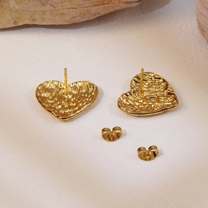 Detailansicht herzförmiger Goldstecker mit gehämmerter Oberflächenstruktur