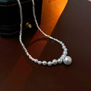 Elegante Halskette mit versilberten Facettenperlen und weißen Perlen im Vintage-Stil