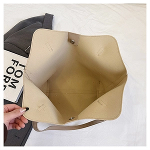 Vista dall'alto dell'interno di una grande borsa tote con chiusura magnetica