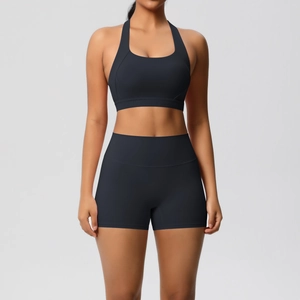 Detail eines schwarzen Yoga-Sets mit High-Waist-Shorts und Sport-BH für Damen