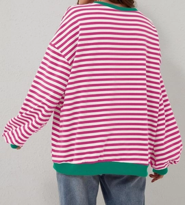 Dettagli dei polsini e dell'orlo verdi sulla maglia a righe rosa a maniche lunghe
