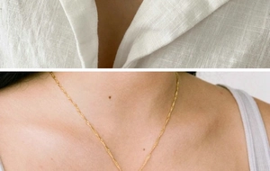 Dettaglio della collana con ciondolo moneta sole placcata oro 18K indossata sul collo