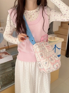 Sac seau matelassé à fleurs avec bandoulière bleue réglable en rose pastel doux