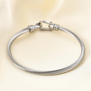 Vista detallada de la hebilla de herradura en la pulsera de cable de acero inoxidable plata