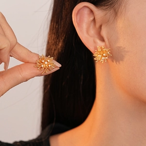 Boucles d'oreilles minimalistes en zircon doré avec un design élégant en forme d'étoile