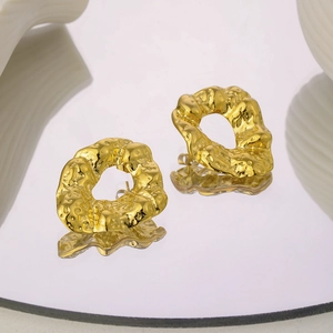 Orecchini a cerchio in acciaio inossidabile dorato 18K con texture lava su specchio