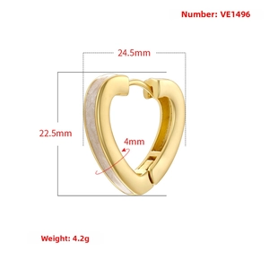 Boucles d'oreilles cœur dorées avec émail blanc et dimensions de 22,5 mm
