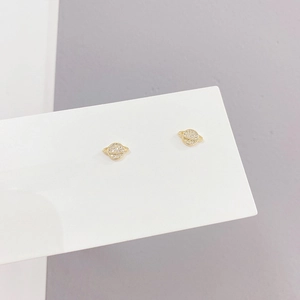 Tres pares de pendientes de planeta dorados con circonitas cúbicas en tarjeta de regalo