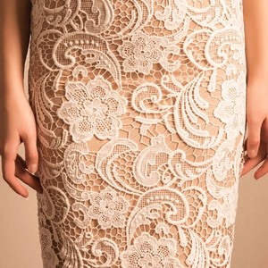Robe de soirée élégante en dentelle blanche avec épaules dénudées et coupe sirène