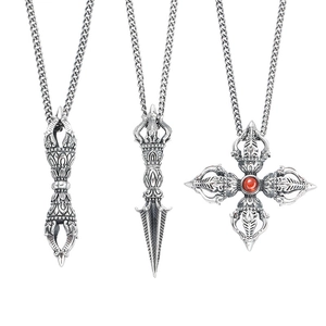 Vintage Silber Vajra Anhänger Set mit feinen Schnitzereien und rotem Edelstein Inlay Details