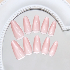 Rosa Katzenaugen-Mandel-Pressnails mit glitzernden French-Spitzen und Hochglanz