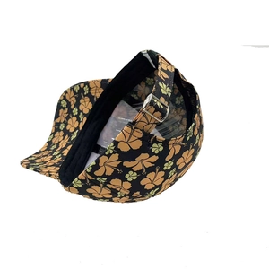 Vue arrière de casquette fleurie avec boucle en métal et motif d'hibiscus