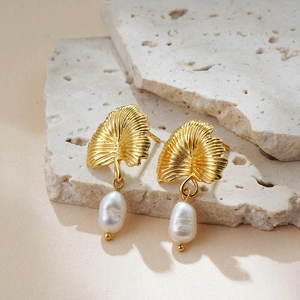 Boucles d'oreilles feuille de ginkgo or 18 carats avec perles baroques naturelles