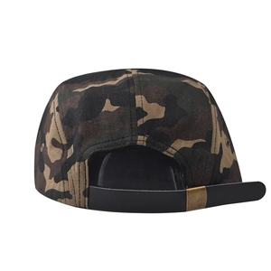 Vue arrière détaillée d'une casquette camouflage à 5 panneaux avec lanière en cuir