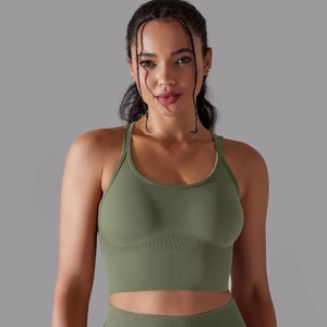 Détail du soutien-gorge de sport vert olive à dos croisé et ourlet côtelé robuste