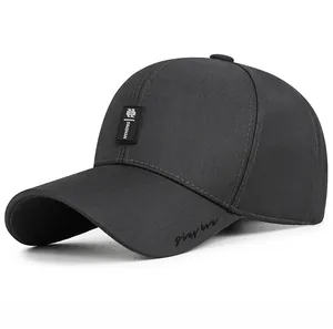 Detailansicht der dunkelgrauen Baseballkappe mit Twill-Stoff und gummierter Logo-Patch
