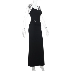 Vue latérale d'une robe maxi noire moulante avec découpes à la taille et plissés
