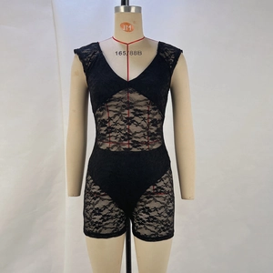 Détail d'une combishort en dentelle noire avec col en V profond et motifs ajourés