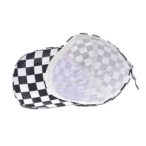 Vista detallada del interior de la gorra de cuadros con etiqueta de 100% poliéster
