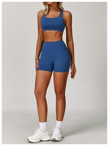 Dettaglio dei pantaloncini senza cuciture a vita alta e del reggiseno sportivo blu