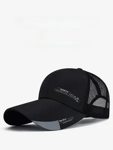 Détail du tissu en maille respirante et logo SportStyle sur le côté de la casquette