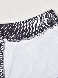 Vue macro des coutures plates sur un tissu extensible à motif de pois noirs et blancs