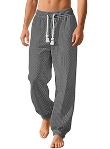 Détail du jogging en maille grise avec texture losange et cordon de serrage blanc