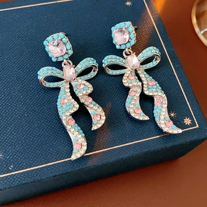 Détail macro de boucles d'oreilles vintage avec perles turquoise et strass en coffret
