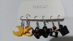 Détail du lot de boucles d'oreilles d'Halloween avec citrouille, fantôme et château