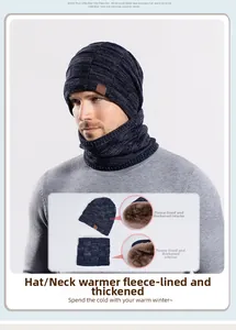 Detailaufnahme von Winter-Strickmütze und Schal-Set mit dickem braunem Fleece-Innenfutter