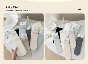 Detailansicht gerippter Sommer-Baumwollsocken in Morandi-Farben mit schlichter Verpackung