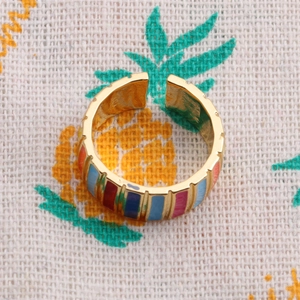 Bague ouverte ajustable plaquée or avec motifs en émail verticaux colorés sur tissu