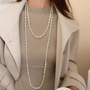 Dettaglio della collana di perle irregolari a doppio strato in stile vintage francese