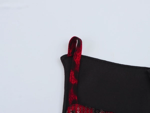 Détails des bretelles à motif léopard et des paillettes rouges sur la robe de soirée