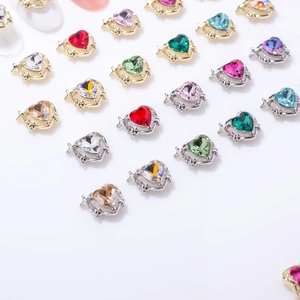 Breloques cœur pour ongles avec strass colorés sur monture en alliage or et argent