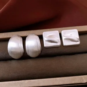 Boucles d'oreilles minimalistes en argent brossé avec motifs texturés carrés et ovales