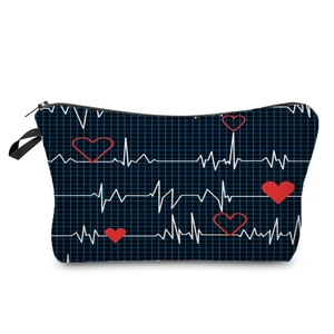 Dettaglio del motivo dell'elettrocardiogramma medico e dei cuori rossi su borsa blu