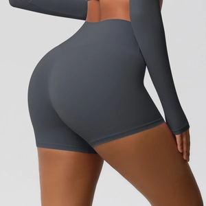 Dettaglio di pantaloncini sportivi grigio scuro a vita alta senza cuciture e modellanti