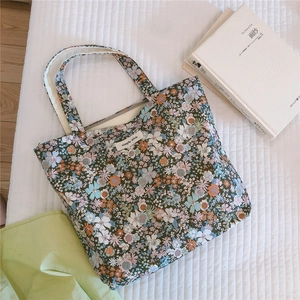 Détail du sac cabas floral en toile avec étiquette Simple Wish sur fond blanc piqué