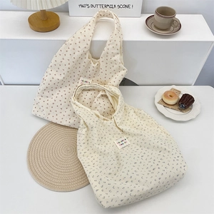 Détail de sacs cabas en velours côtelé fleuri au design élégant et style français