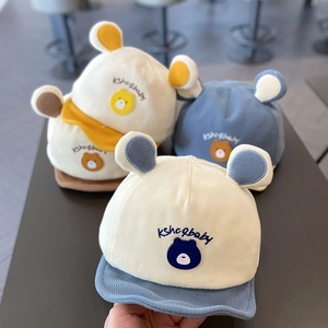 Détail de trois casquettes de baseball en velours côtelé pour bébé avec oreilles d'ours 3D