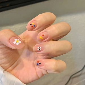 Faux Ongles À Presser Courts Carrés Rose Nude Avec Motif Marguerite Et Yeux De Dessin Animé Colorés Pour Femmes