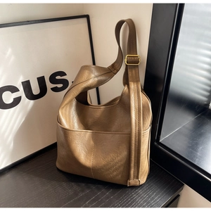 Nahaufnahme der braunen PU-Ledertextur und Vordertasche an einer großen Shopper-Tasche